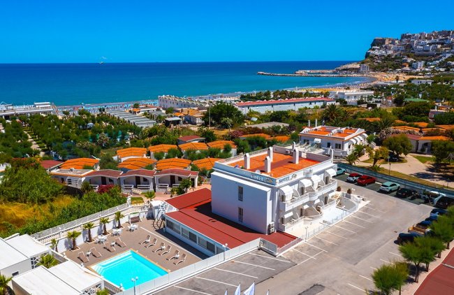 Hotel con vista sul mare e sulla città.