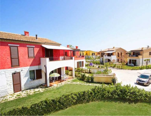 Case colorate con giardino.
