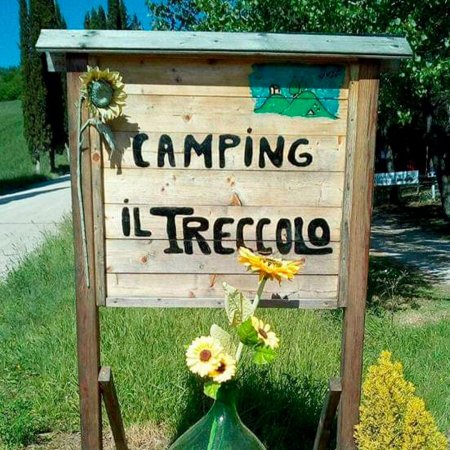 Cartello del camping Il Treccolo con girasoli.