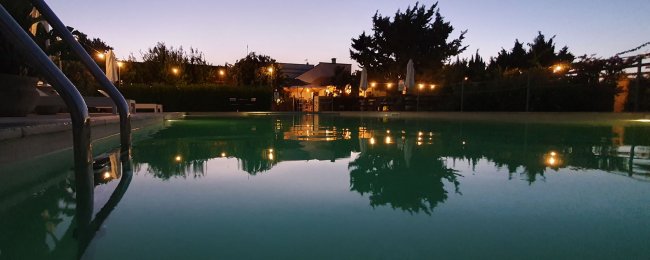 Piscina illuminata durante il tramonto.