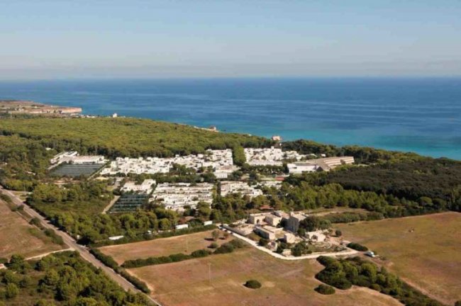 Complesso residenziale vicino al mare e foresta.