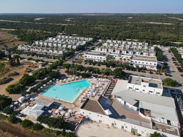 Complesso turistico con piscina e villette.