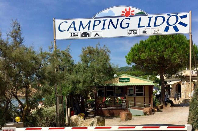Ingresso con cartello