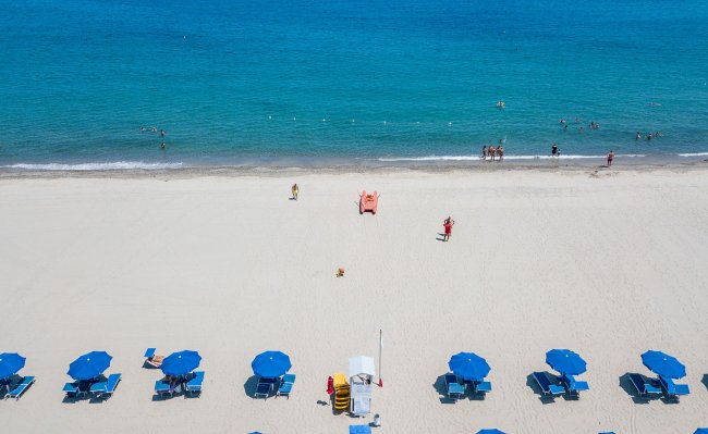 Spiaggia con ombrelloni blu.