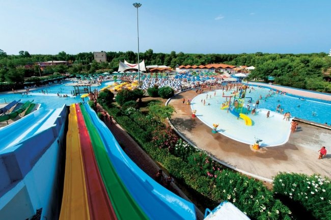 Parco acquatico con scivoli e piscine.