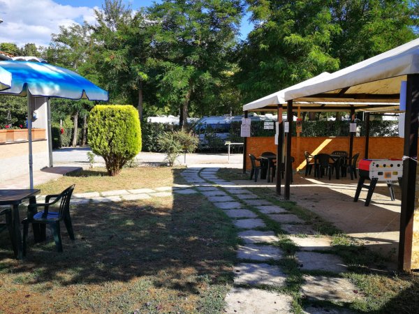 Area esterna con tavoli sotto coperture.