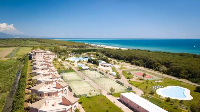 Complesso turistico con piscine e vista mare.