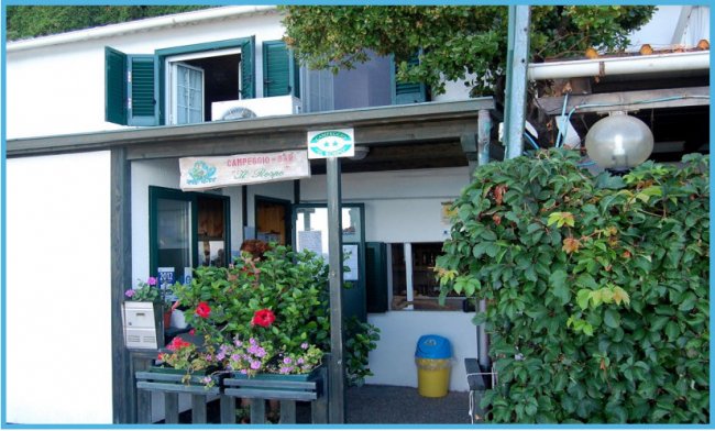 Ingresso di un edificio bianco con fiori.