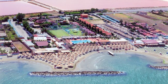 Spiaggia con ombrelloni e strutture turistiche.