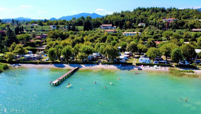Spiaggia e area campeggio vicino al lago.