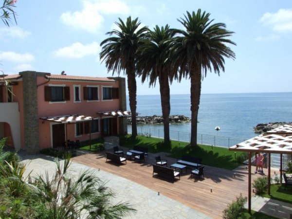Area con palme e sedute vista mare.