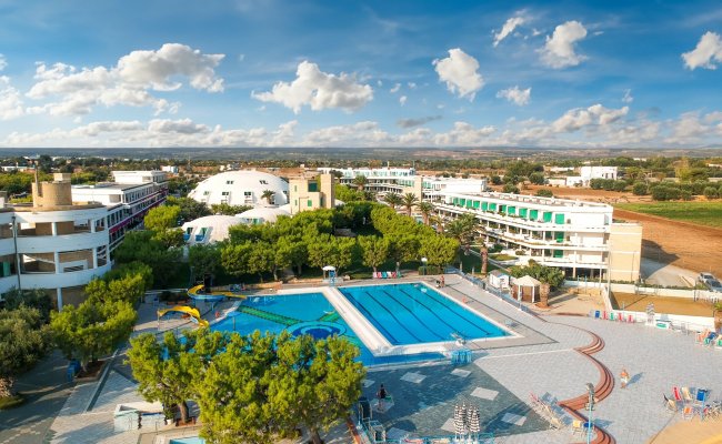 Complesso turistico con piscina vista dall'alto.
