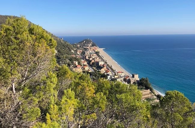 Costa con città e mare, vista panoramica.