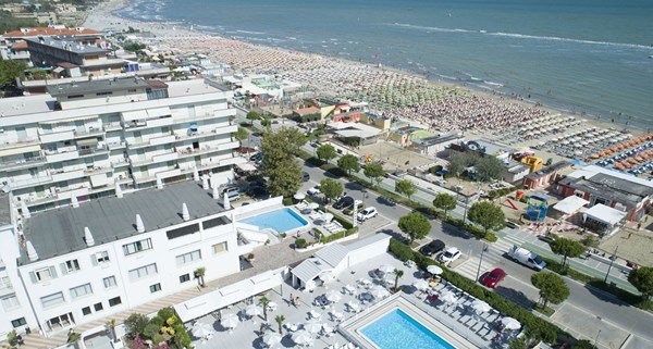 Spiaggia affollata vista dall'alto.