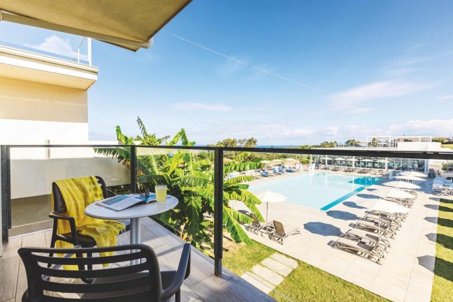 Balcone con vista su una piscina e mare.