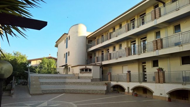 Complesso residenziale con scale e cortile.