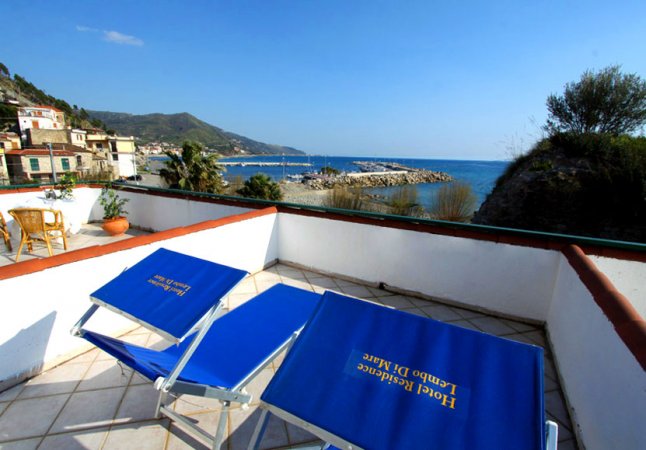 Terrazza con sdraio blu vista mare.