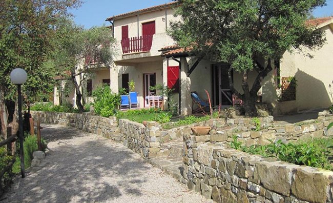 Case con giardino e terrazze in pietra.