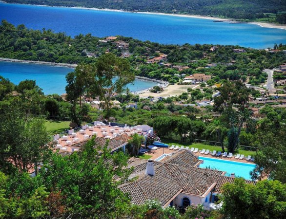 Veduta di una costa con mare e ville.