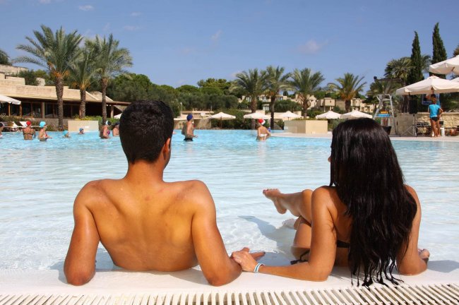 Coppia rilassata a bordo piscina.