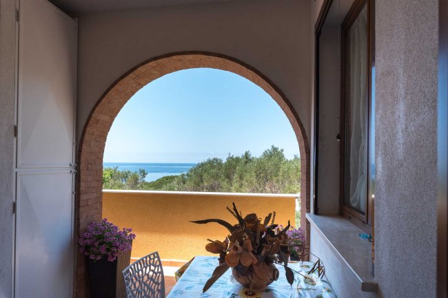Terrazza con arco e vista sul mare.