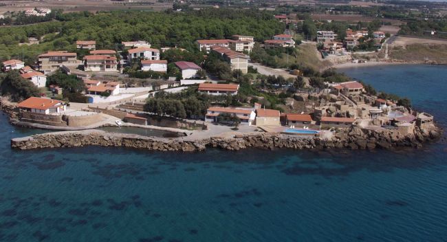 Villaggio costiero con case e mare.