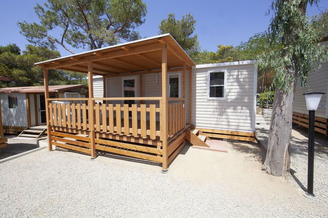 Casa mobile con veranda in legno.