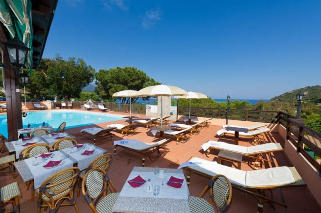 Terrazza con piscina e vista mare.