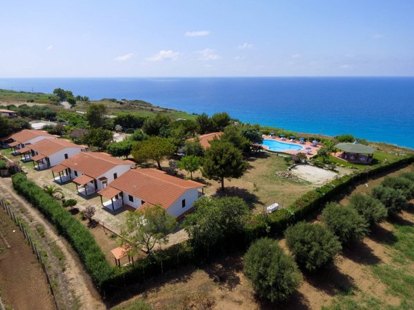 Case bianche vicino al mare, viste dall'alto.