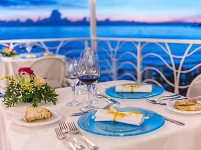 Tavola apparecchiata con vista mare.