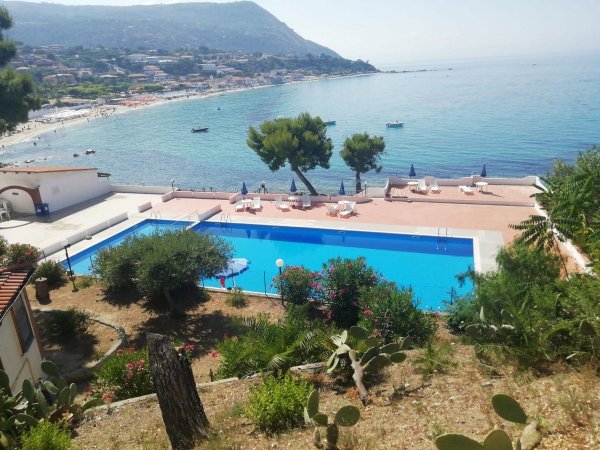 Piscina vicino al mare con vista panoramica.