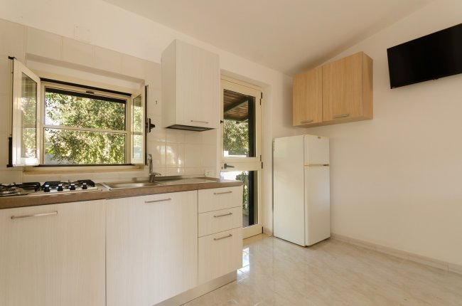 Cucina moderna con finestre aperte.