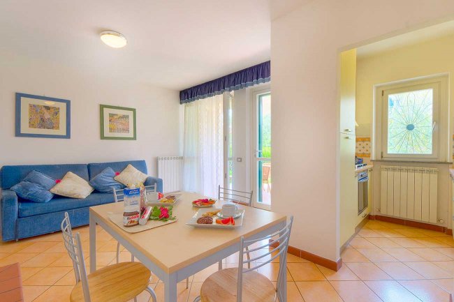 Sala da pranzo con tavolo apparecchiato.