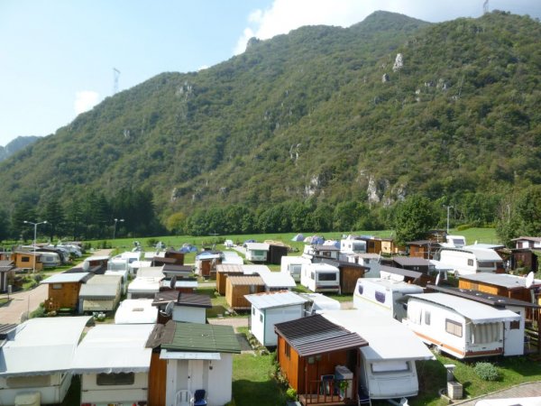 Campground con molte roulotte e montagne.
