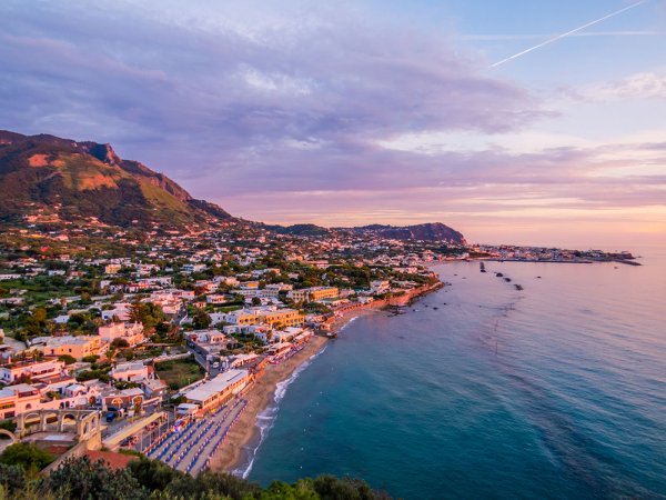 Vista aerea di una costa con spiagge e monti.