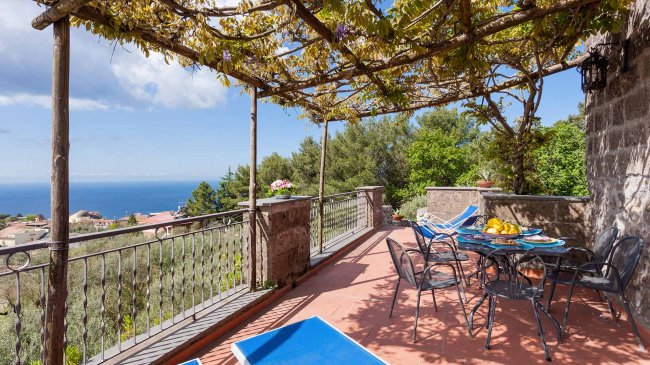 Terrazza sul mare con tavolo da pranzo.