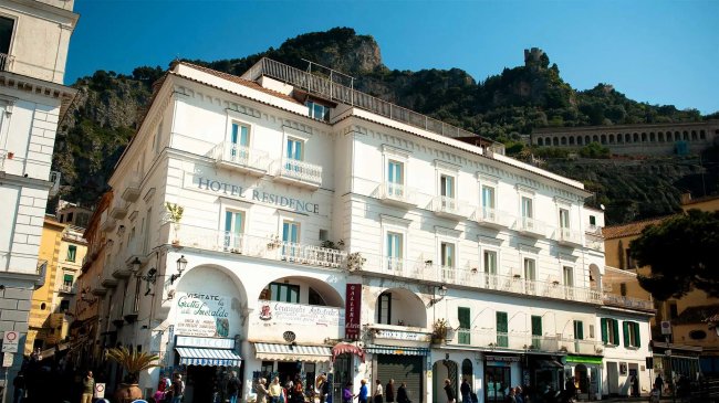 Edificio bianco con insegna