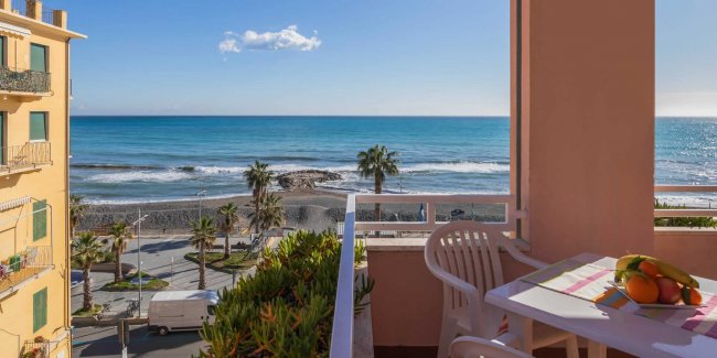 Balcone con sedia e vista sulla spiaggia.