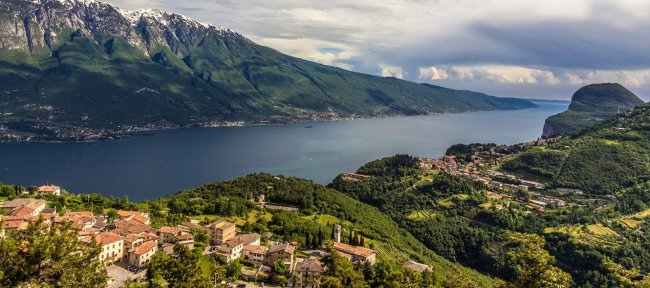 Panorama di un lago tra montagne.
