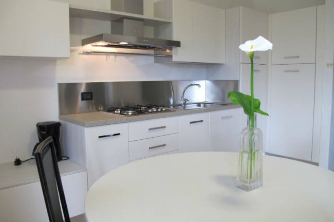 Cucina moderna con tavolo bianco.