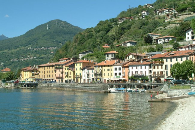 Ville colorate lungo una riva tranquilla.