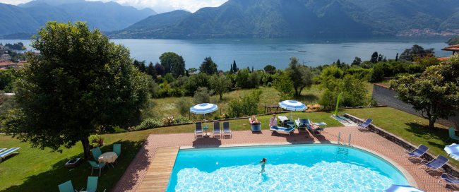 Piscina con vista sulle montagne e sul lago.
