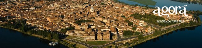 Vista aerea di una città circondata da acqua.