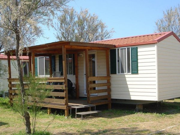 Casa mobile con veranda in legno.