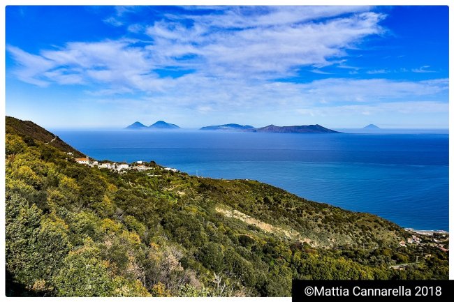 Vista su isole dal paesaggio collinare costiero.