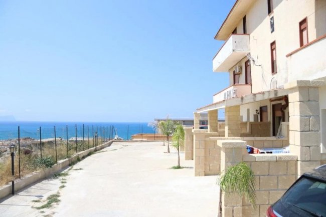 Edificio con vista mare, cielo blu.
