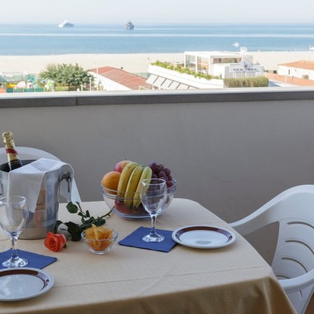 Balcone con vista mare, tavolo e frutta.
