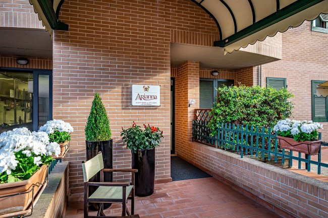 Ingresso di un edificio con mattoni a vista.