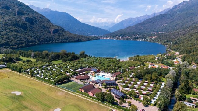 Campeggio con piscina su un lago montano.