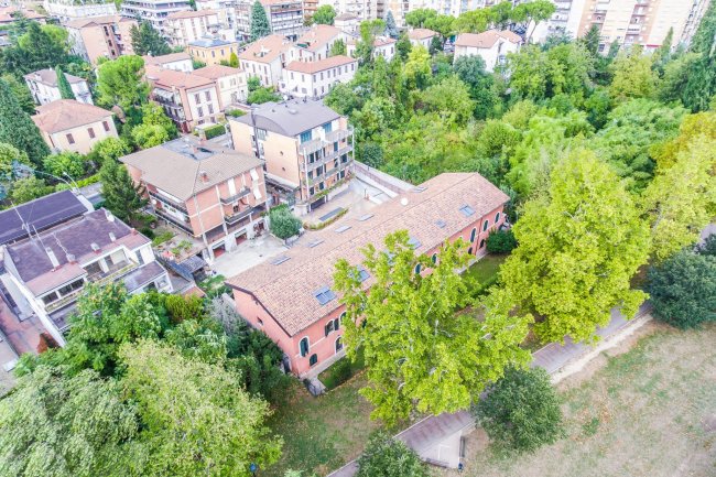 Vista aerea di edifici tra alberi.